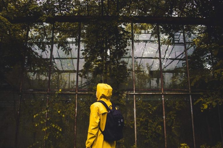 Regenjas met voordelen als waterdichtheid, gevoerde binnenkant en meerdere zakken voor praktisch gebruik