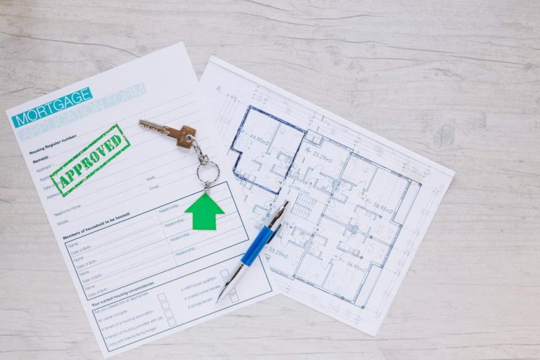 Hypotheekformulier en blauwdruk van toekomstig huis - symbool voor het vinden van de juiste hypotheek