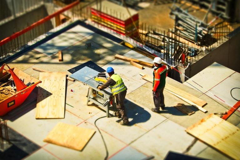 Werkvoorbereider in de bouw coördineert activiteiten op bouwplaats voor optimale projectvoortgang